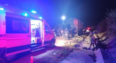 Tiyatro oyuncularını taşıyan minibüs TIR'a çarptı: 3 kişi yaşamını yitirdi