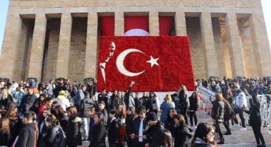 Türkiye’nin dört bir yanından Anıtkabir’e akın