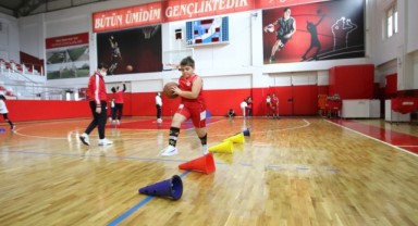 Bayraklı’nın spor sahaları yenileniyor