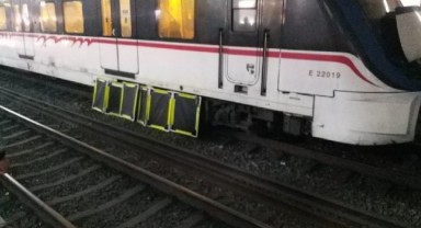 İZBAN'da korkunç olay: Raylardan ölüme atladı!