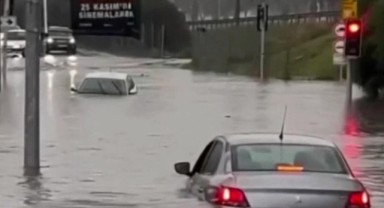 İzmir’de yağış etkisi gösterdi! Birçok işyerini su bastı