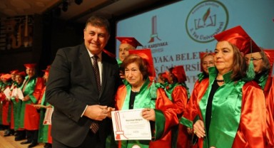 Karşıyaka Belediyesi 3. Yaş Üniversitesi’nde mezuniyet sevinci