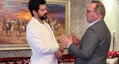Kevin Spacey ile bir araya gelen Burak Özçivit’e tepki yağdı