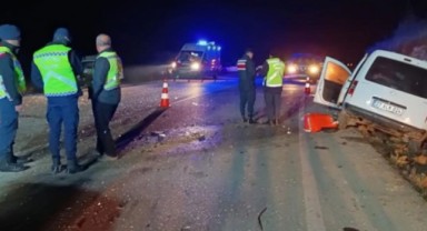2 otomobil kafa kafaya çarpıştı: 1 ölü, 6 yaralı