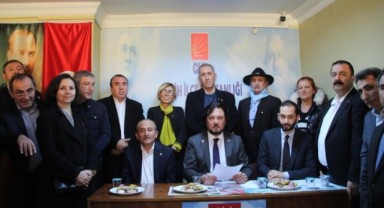 CHP Fatih örgütünde yeni başkan coşkusu... Yusuf Yetişgin mazbatasını aldı, kalabalık sokağa taştı