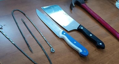 Çiğli Belediyesi'ne bıçak, satır, çekiç ve sopayla girmeye çalıştı! Güvenlikler engel oldu