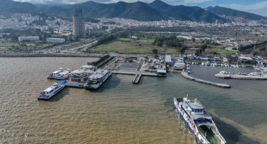 İzmir'de sağanağın ardından denizin rengi değişti
