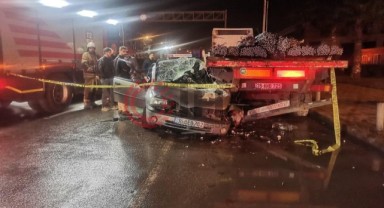İzmir'de tıra çarpan otomobil hurdaya döndü: 1 ölü