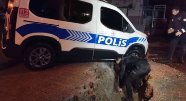 İzmir’i sağanak vurdu! Polis aracı çöken yolun içine düştü