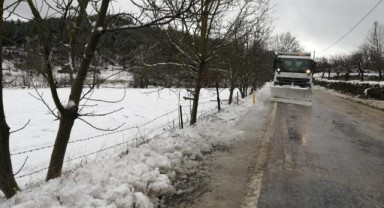 İzmir’in yüksek kesimlerinde karla mücadele başladı