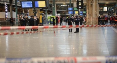 Paris'te tren garında bıçaklı saldırı: 1'i polis 6 kişi yaralandı