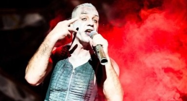 Rammstein solistinin heykeli çalındı