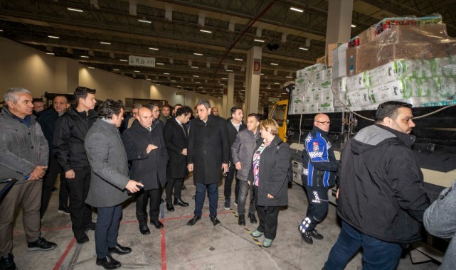 Başkan Soyer yardımların toplandığı Fuar İzmir'i ziyaret etti