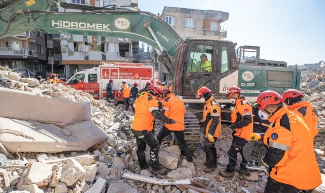 Büyükşehir ekipleri, 'Son vatandaşımızı alana kadar çalışacağız'