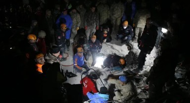 Depremin ikinci gününde kayıplarımız artıyor : 3 bin 432 kişi hayatını kaybetti