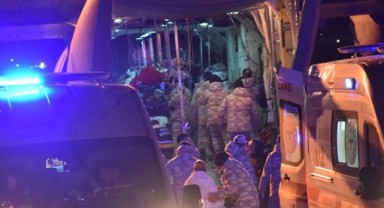 Depremde yaralanan 54 kişi İzmir'e getirildi
