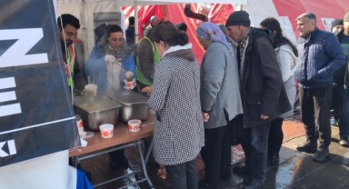 Efes Selçuk Belediyesi Malatya’da sosyal market ve yemek çadırı kurdu