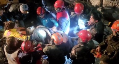 Enkazdan çıkarılanlar için 'hipotermi' uyarısı