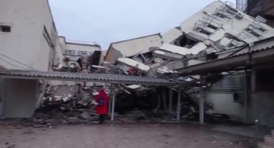 Hatay'da üç hastane tamamen çöktü, iki hastane hasar gördü
