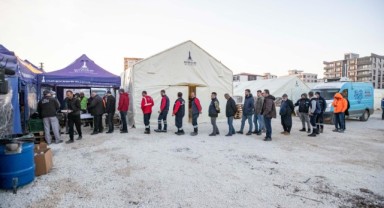 İzmir Büyükşehir Belediyesi Adıyaman’ın köylerine her gün sıcak yemek ulaştırıyor