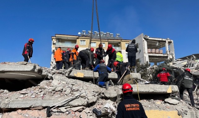 İzmir Büyükşehir Belediyesi ekipleri Osmaniye'deki çalışmalarını sürdürüyor