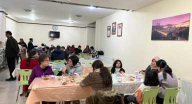 İzmir’e gelen depremzedelere Büyükşehir’den uzanan yardım eli