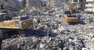 İzmir ekipleri depremin 102. saatinde bir canı daha kurtardı