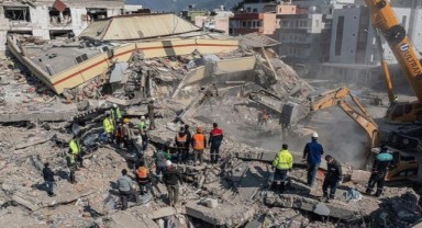 Maraş'ta depremin 248'inci saatinde bir genç kadın enkaz altından çıkarıldı