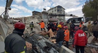 Osmaniye’de deprem: 4 katlı bina yıkıldı