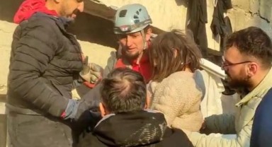 TKP'nin Antakya'daki kurtarma ekibi iki kız kardeşi enkazdan çıkardı