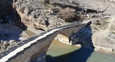 Yollar pistler paramparça...1800 yıl önce yapılan Roma köprüsü ayakta
