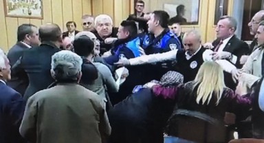 AKP’li belediye meclisinde kavga: Zabıtalar ayırdı