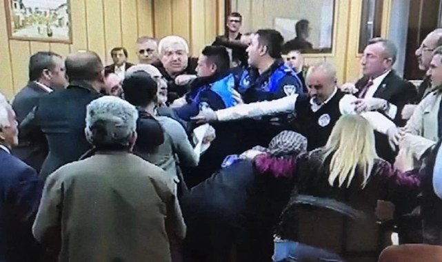 AKP’li belediye meclisinde kavga: Zabıtalar ayırdı