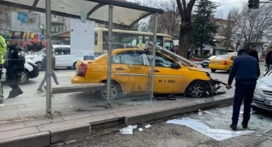 Ankara'da taksi durağa daldı: Yaralılar var
