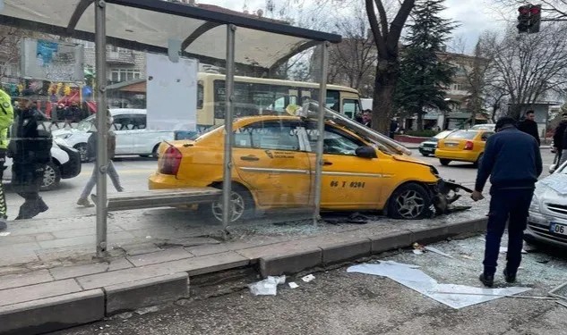 Ankara'da taksi durağa daldı: Yaralılar var
