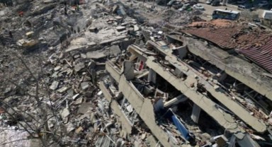 Ateş için tahta parçası ararken sesini duydukları kadını enkazdan sağ kurtardılar