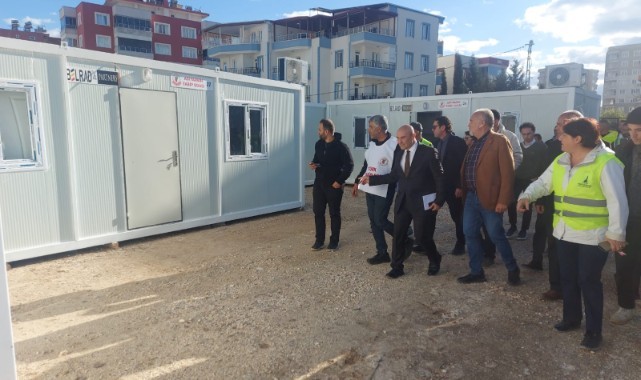 Başkan Soyer Adıyaman'da kurulan konteyner kenti ziyaret etti