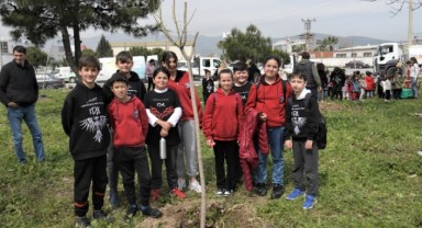 Bornova’ya, miniklerin elinden yeni fidanlar!