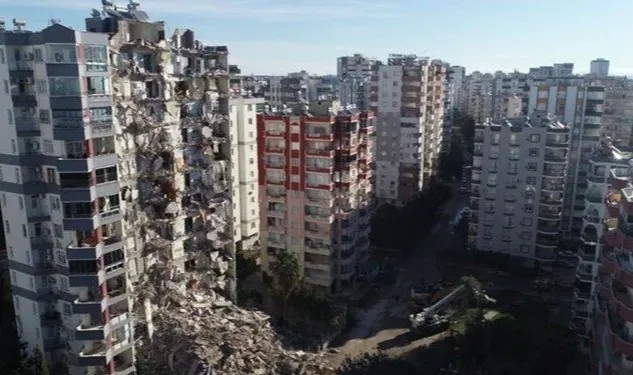 Deprem müteahhidinden savunma: Yalnızca bir kısmı yıkıldı