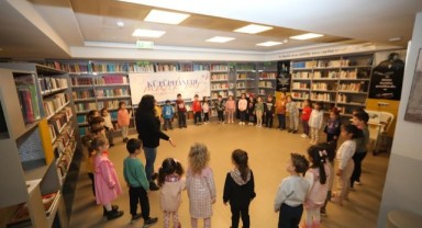Efes Selçuk’ta kahvehanelere kitap köşesi