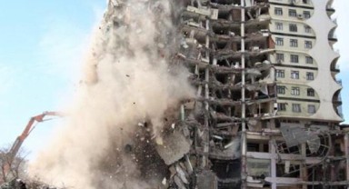 Galeria Sitesi’nin 1 bloku yıkım sırasında çöktü!