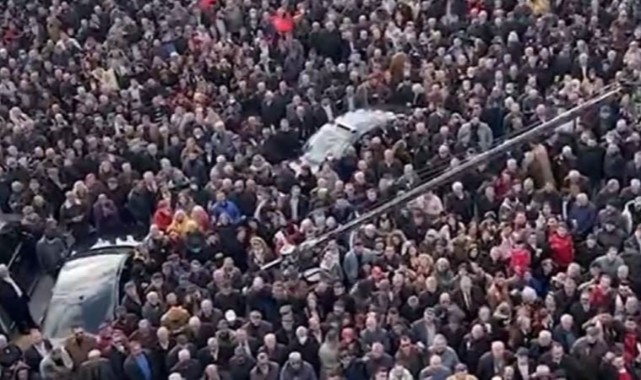 Gözler açıklanacak adayda! Saadet Partisi önünde coşkulu kalabalık