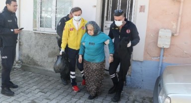 Haber alınamayan yaşlı kadın çöp evden çıktı