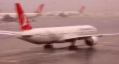 Havalimanında korkutan anlar: Savrulan araç THY uçağına çarptı