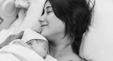 Hazal Kaya’dan kızı Leyla Süreyya ile ilk poz