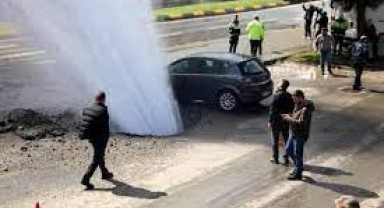 İsale hattı patladı… 8 katlı binayı su bastı!