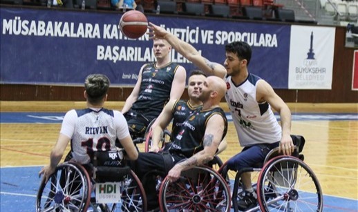 İzmir Büyükşehir Belediyesi finalde