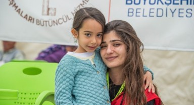 İzmir Büyükşehir ekipleri, Hatay’da depremzede kadın ve çocukların yanında