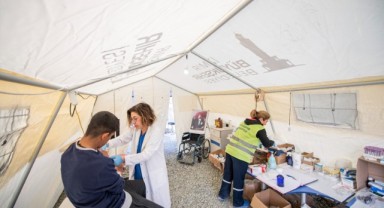 İzmir Büyükşehir’in Hatay’da kurduğu sahra hastanesi gönüllü hekimlere kucak açıyor