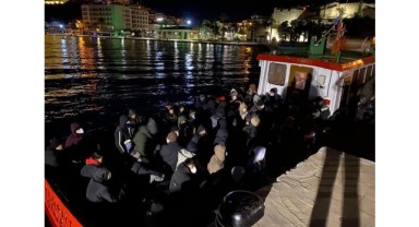 İzmir'de hareketli gece! 91 kaçak göçmen kurtarıldı